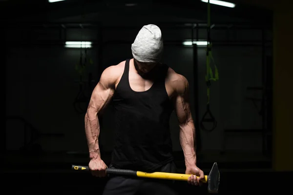 Homem com martelo mostrando seu corpo bem treinado — Fotografia de Stock