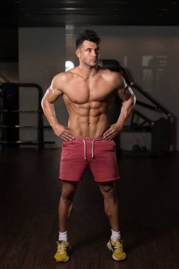 spor salonunda duran ciddi vücut geliştirmeci