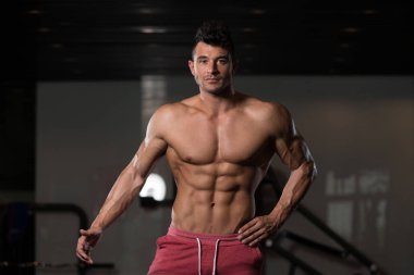 kaslı adam içinde jimnastik salonu kas esneme