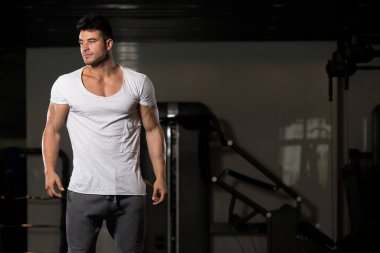 Beyaz T-shirt kas adam portresi