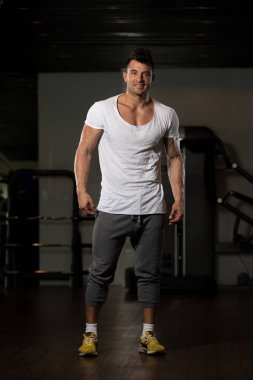 Güçlü adam beyaz tişört arka plan spor salonunda