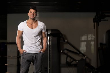 Güçlü adam beyaz tişört arka plan spor salonunda
