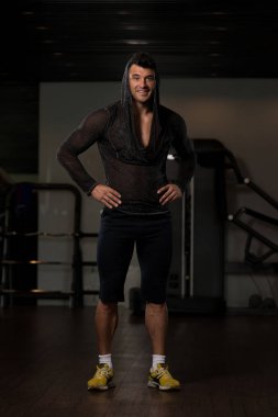 Siyah T-shirt arka plan spor salonunda güçlü adam