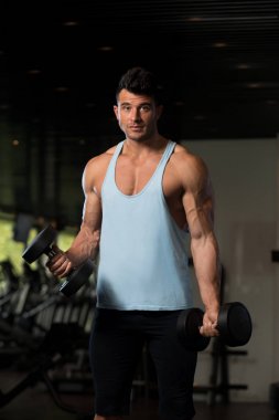 Kaslı adam pazı ile Halter egzersiz