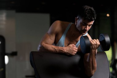 Kaslı adam pazı ile Halter egzersiz