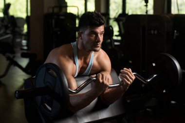 Pazı egzersiz halter bir Fitness Merkezi ile