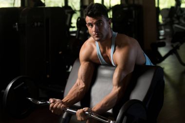 Pazı egzersiz halter bir spor salonu ile