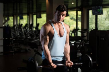 Pazı egzersiz halter bir spor salonu ile