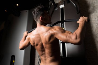 Kaslı adam arka için ağır egzersiz yaparak