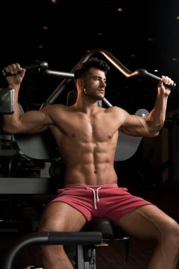 geri için ağır egzersiz yapan erkek