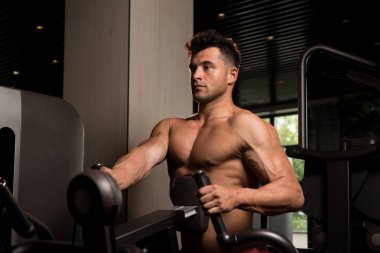 Kaslı adam arka için ağır egzersiz yaparak