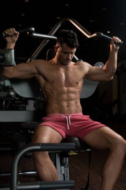 geri için ağır egzersiz yapan erkek