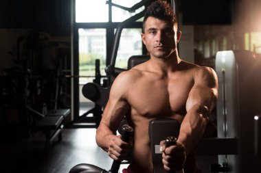 geri için ağır egzersiz yapan erkek