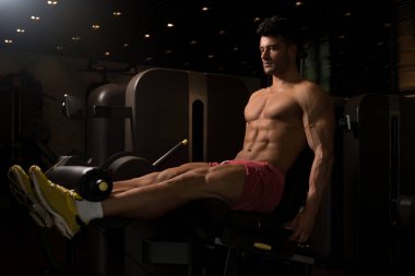 Adam ayak Fitness merkez makine üzerinde egzersiz