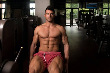 Adam ayak Fitness merkez makine üzerinde egzersiz