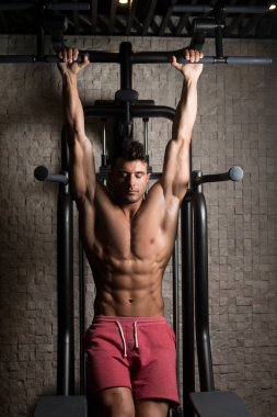 Egzersiz bacak asılı gerçekleştirme adam yükseltir