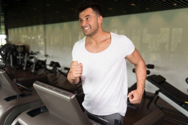 Bir koşu bandı üzerinde egzersiz fitness adam