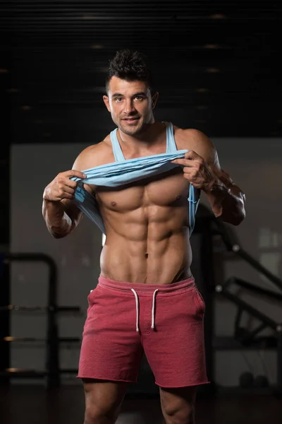 Serious Bodybuilder Standing In The Gym — Stock Photo, Image