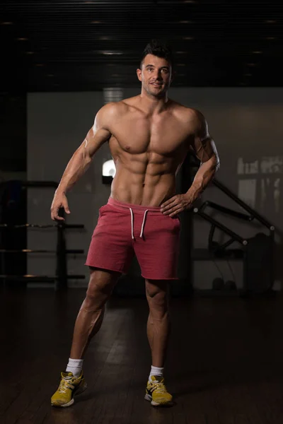 Homme montrant le muscle abdominal — Photo