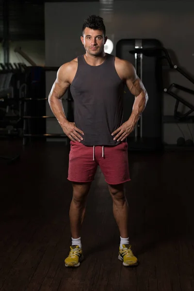 Fitness malli aluspaidassa Flexing lihakset — kuvapankkivalokuva