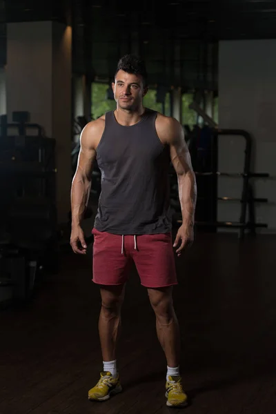 Fitness Model w podkoszulek muskuły — Zdjęcie stockowe