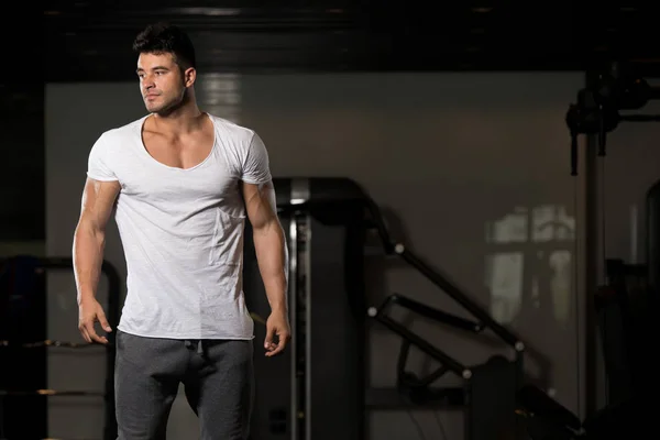 Retrato del Hombre Musculoso en Camiseta Blanca —  Fotos de Stock