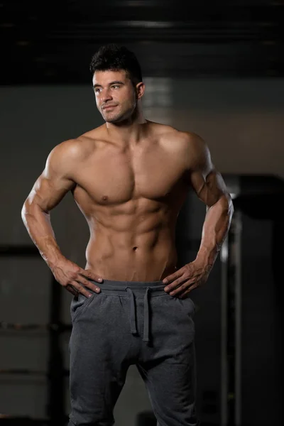 Hombre mostrando el músculo abdominal — Foto de Stock