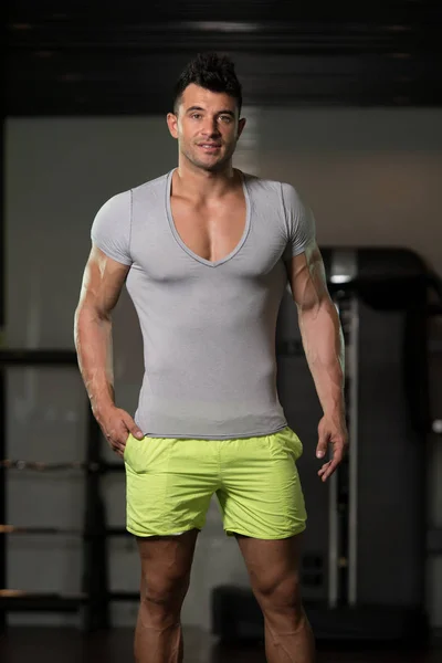 Retrato de homem muscular em camiseta cinza — Fotografia de Stock