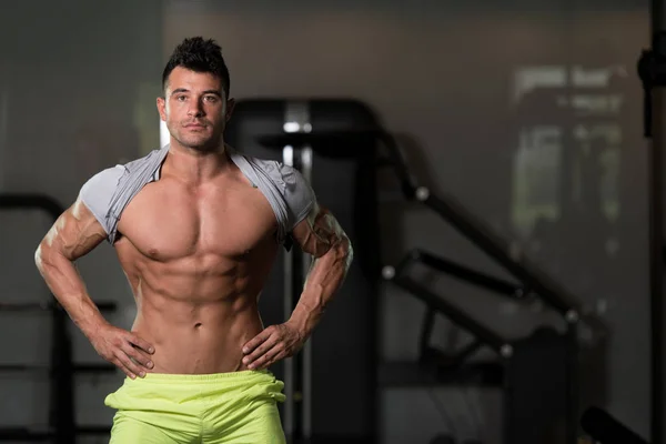 Handsome Muscular Man Flexing Muscles In Gym — Stock Photo, Image