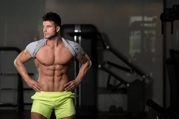 Retrato de un hombre musculoso físicamente en forma —  Fotos de Stock