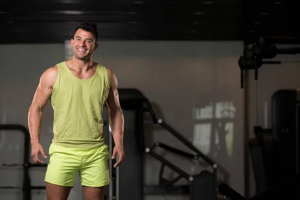 녹색 t-셔츠에 근육 남자의 초상화 — 스톡 사진