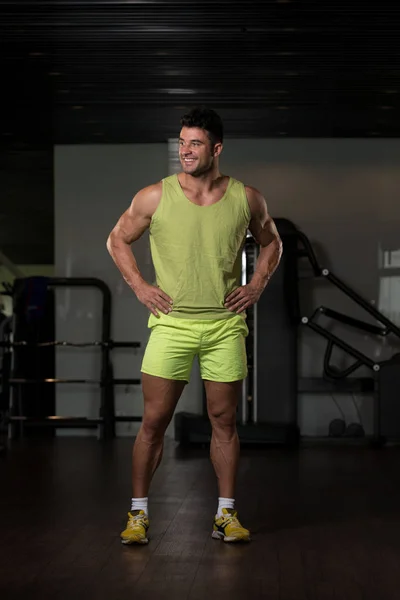 绿色 t 恤背景健身房中的强者 — 图库照片