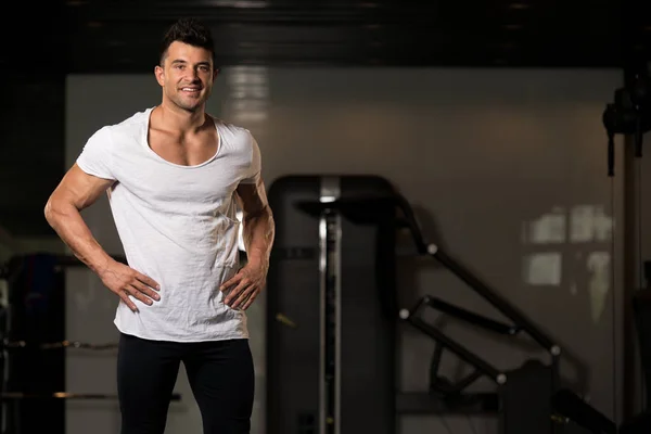 Podobizna muže svalů v bílé tričko — Stock fotografie