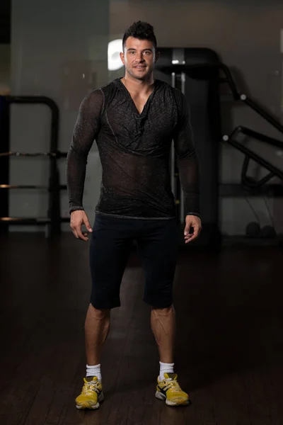 Podobizna muže svalů v černé tričko — Stock fotografie