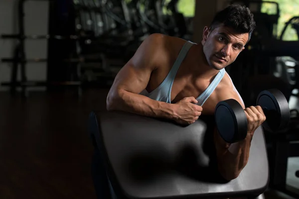 Ejercicio de bíceps con mancuerna en un gimnasio — Foto de Stock