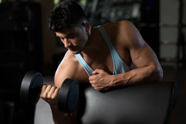Biceps cvičení s činka v tělocvičně — Stock fotografie