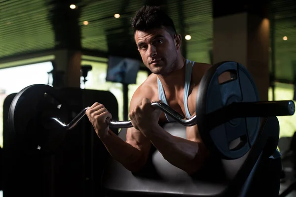 Muskularny mężczyzna ćwiczeń bicepsów z Brzana — Zdjęcie stockowe