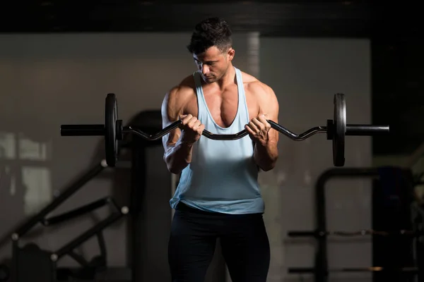 Ejercicio de bíceps con barra en un gimnasio —  Fotos de Stock