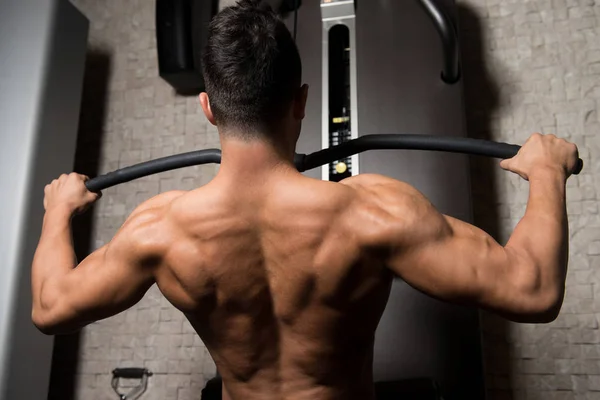 Homem muscular fazendo exercício de peso pesado para as costas — Fotografia de Stock