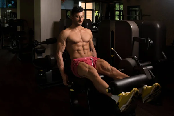 Beine auf dem Gerät im Fitnessstudio trainieren — Stockfoto