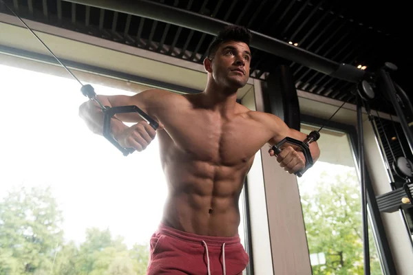 Człowieka, ćwiczenia klatki piersiowej w siłowni — Zdjęcie stockowe