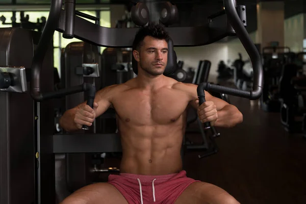 Człowiek z klatki piersiowej ćwiczenia na maszynie — Zdjęcie stockowe
