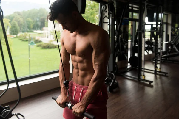 Man doen zware oefening voor de Triceps met kabel — Stockfoto