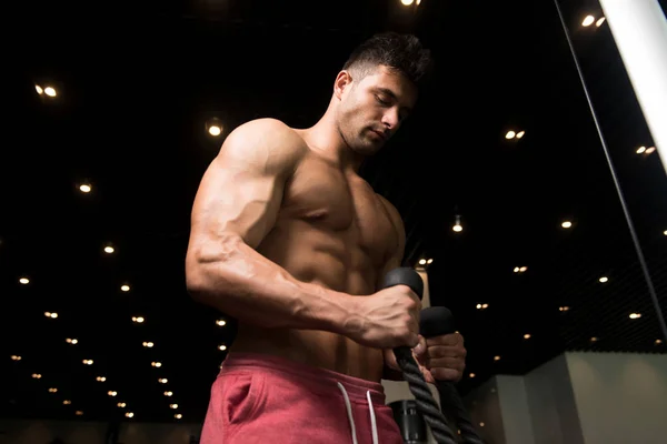 Man Exercising Biceps On Machine — Stock Photo, Image