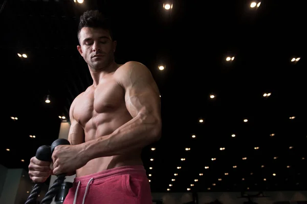 Człowiek robi ciężkich ćwiczeń na Biceps z kablem — Zdjęcie stockowe
