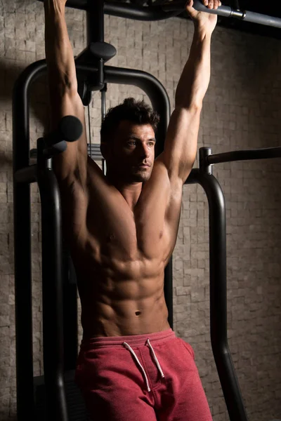 Man Performing Hanging Leg Raises Exercise — Stock Photo, Image