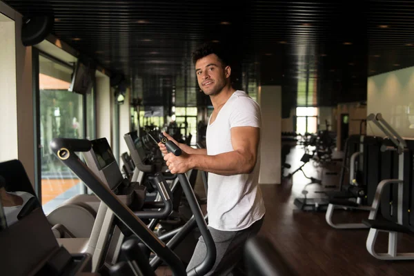 Athlète en bonne santé faisant de l'aérobic elliptique Walker dans le gymnase — Photo