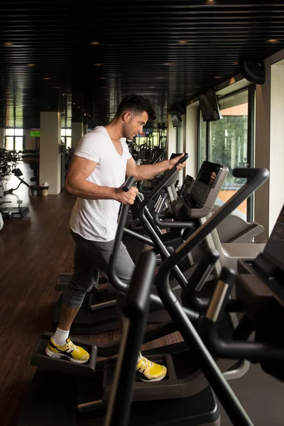 Homme en bonne santé faisant de l'aérobic elliptique Walker dans le gymnase — Photo