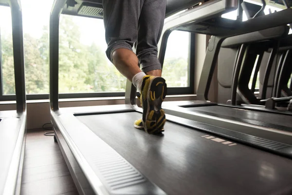 Piedi uomo sul tapis roulant — Foto Stock