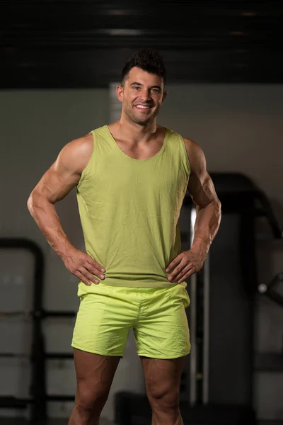 Portret mężczyzny mięśni w zielony T-shirt — Zdjęcie stockowe